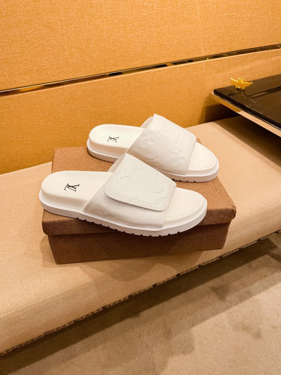 Men's men's shoes 💰 320💰 New model on the market 🔥[LV🔥 Louis Vuitton slippers] High-end 1:1 mold customization, original upgraded version of the outsole, lighter and non-slip. The market's top quality, fashionable and trendy, versatile and popular, simple yet tasteful, a must-have for fashionistas, exuding a fashionable and casual atmosphere, fashion is at your feet, full of confidence, the same style at the counter 👍The season of spring and summer slippers is here, super beautiful to wear, 38-44 2⃣️colors available🔥